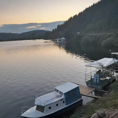 Camp Ostrvo Ljubavi Hotel *